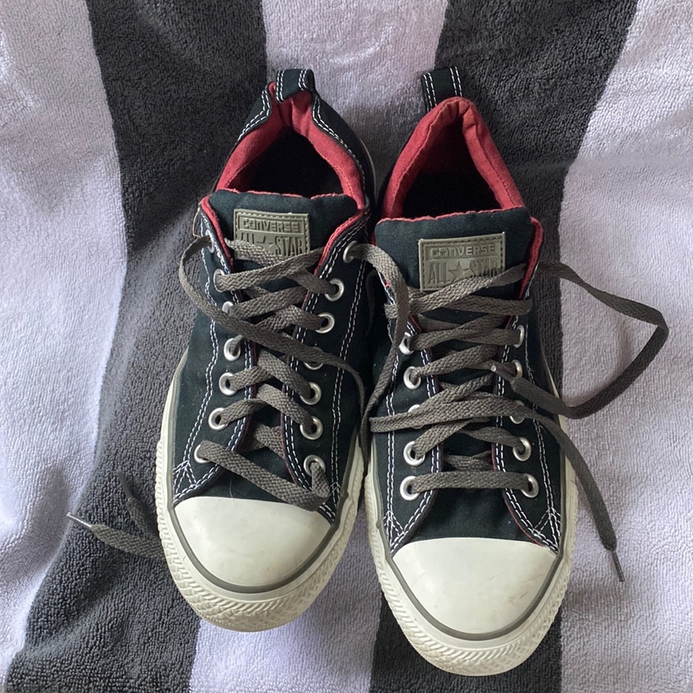 CONVERSE - ALL STAR CHUCK TAYLORS low top 
A black & red double canvas M9 W11